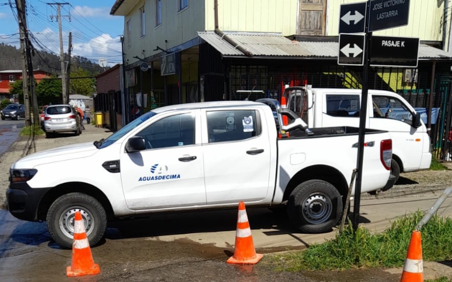 Aguas Décima trabaja en reparar falla en red de agua de Villa Pilmaiquén